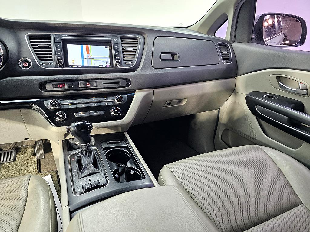 KIA Carnival - Vista 10