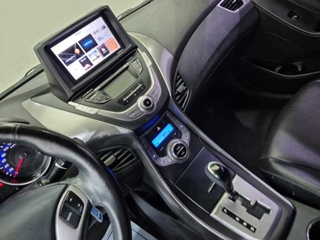 HYUNDAI Avante - Vista 10