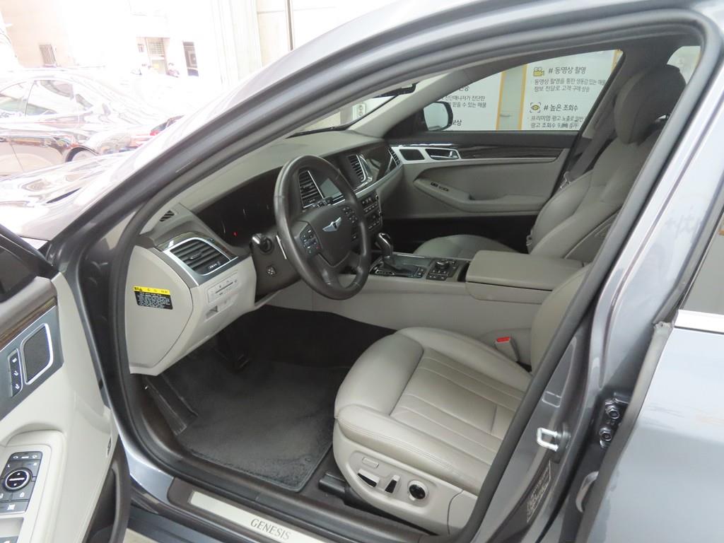 HYUNDAI Genesis - Vista 5