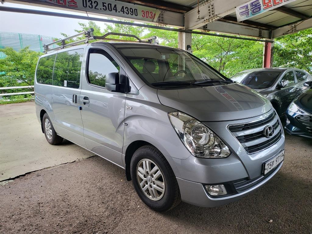 HYUNDAI Starex - Vista 3