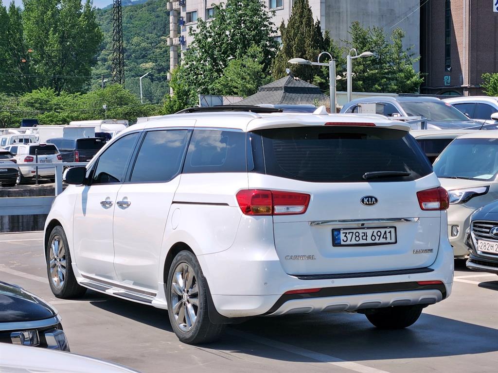 KIA Carnival - Vista 4