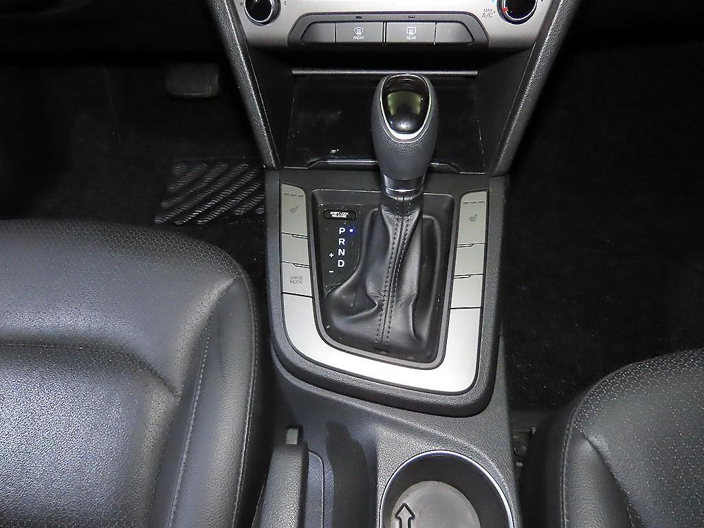 HYUNDAI Avante - Vista 12