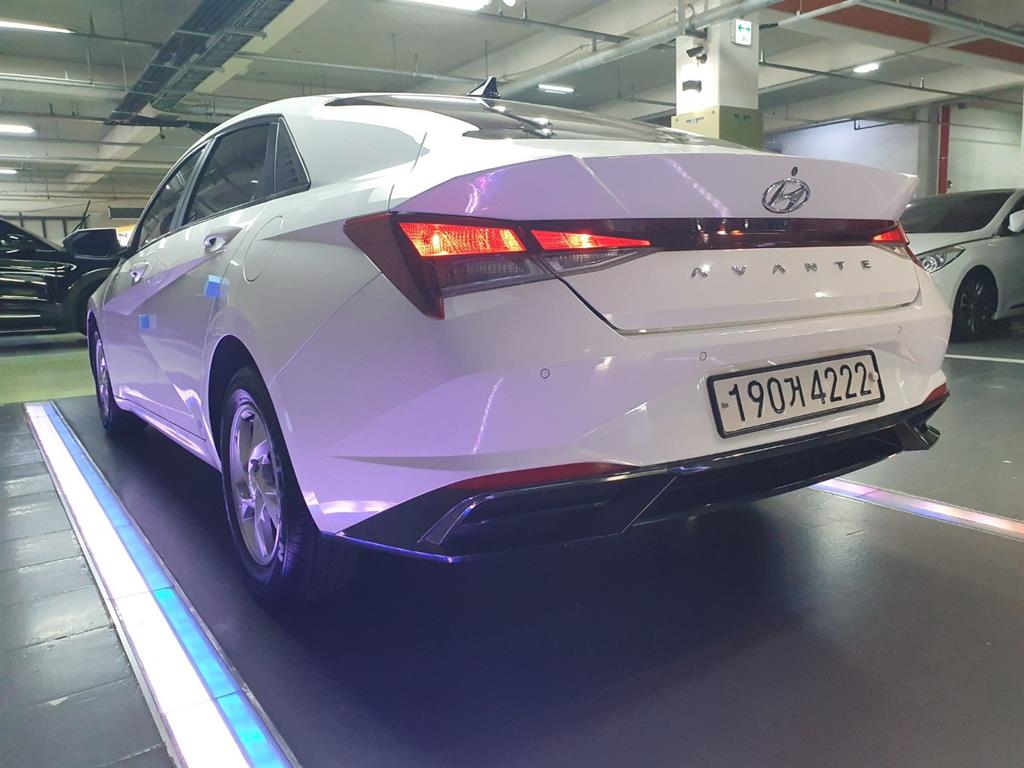 HYUNDAI Avante - Vista 4