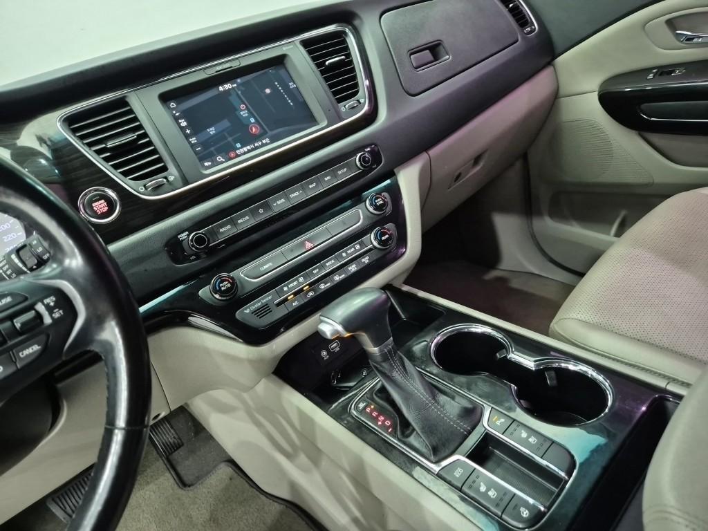 KIA Carnival - Vista 10