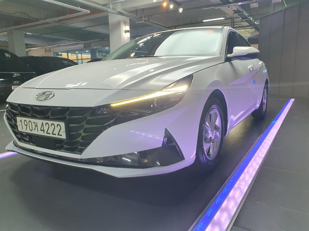 HYUNDAI Avante - Vista 3