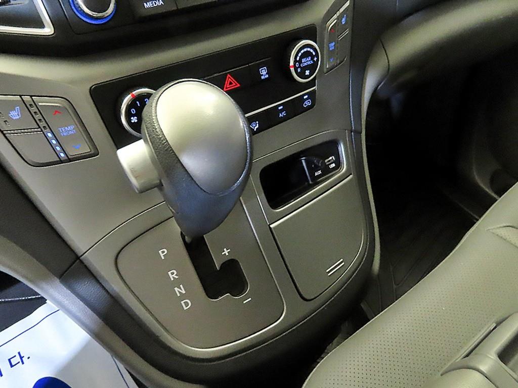 HYUNDAI Starex - Vista 12