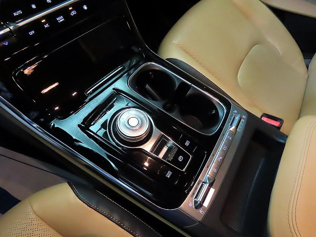 KIA Carnival - Vista 12