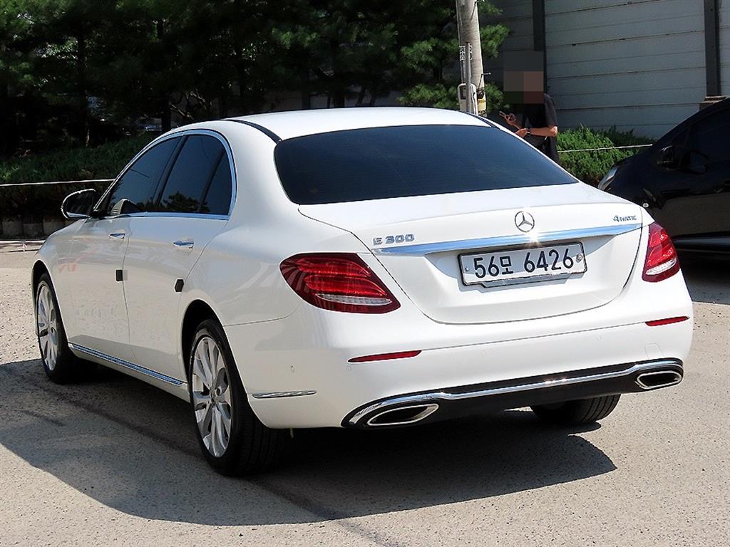 Mercedes Benz E class - Vista 3