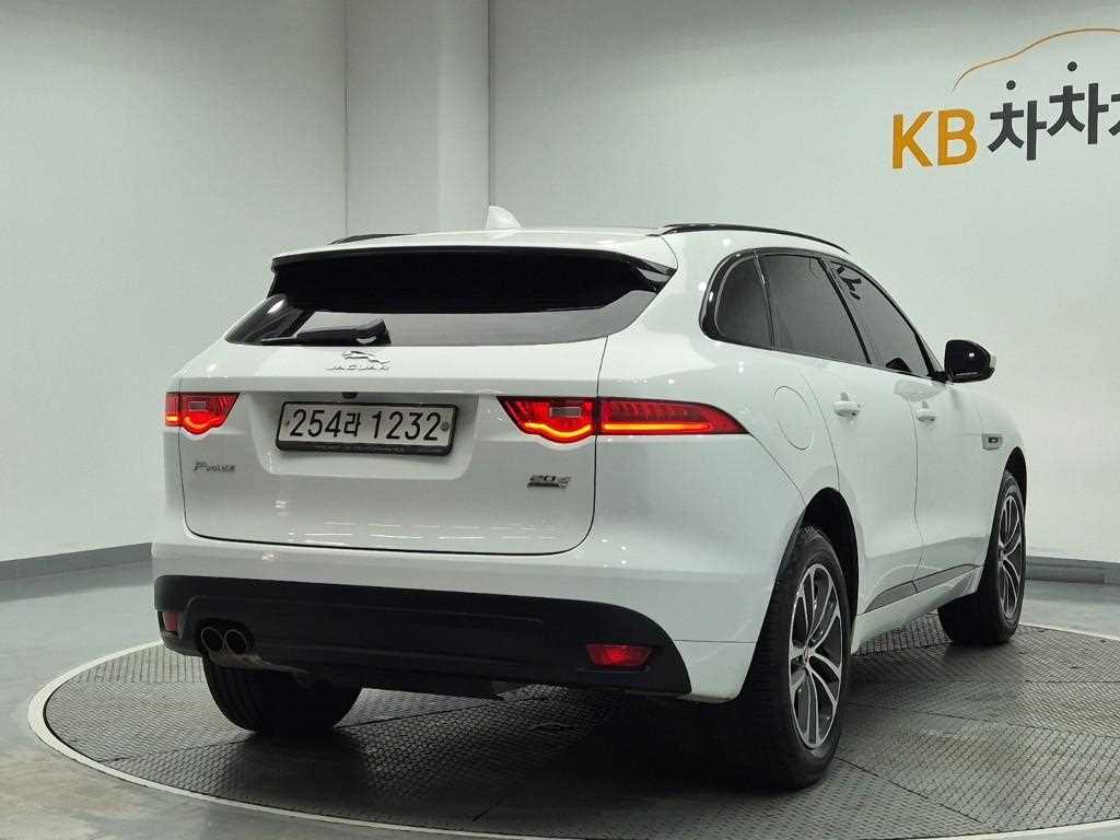 Jaguar F-PACE - Vista 3