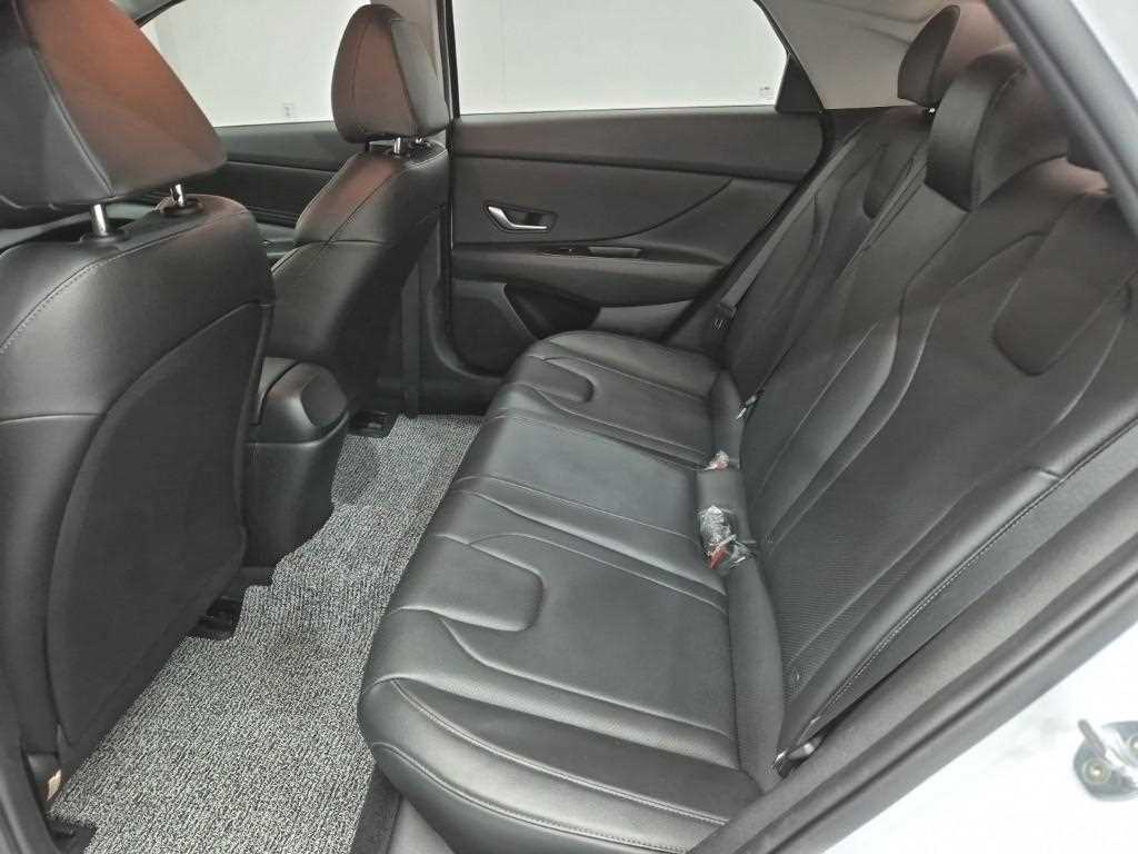 HYUNDAI Avante - Vista 12