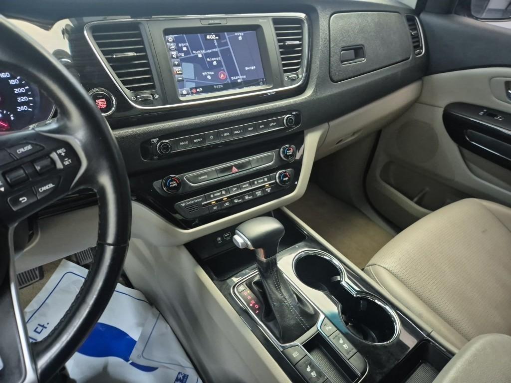 KIA Carnival - Vista 10