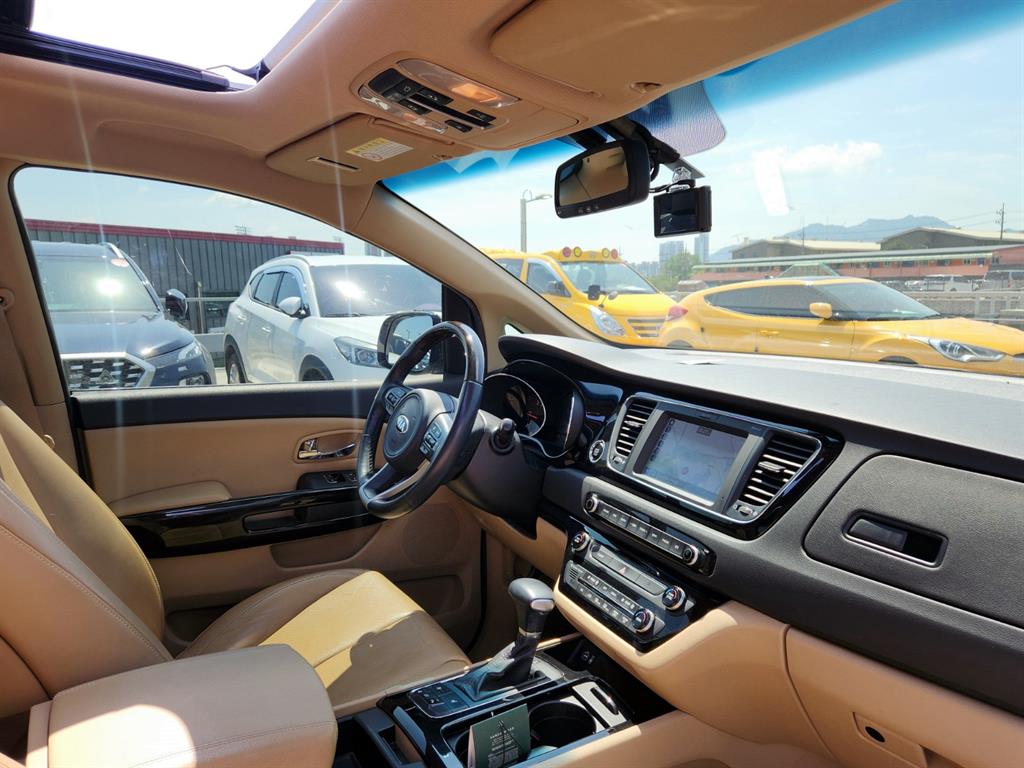 KIA Carnival - Vista 12