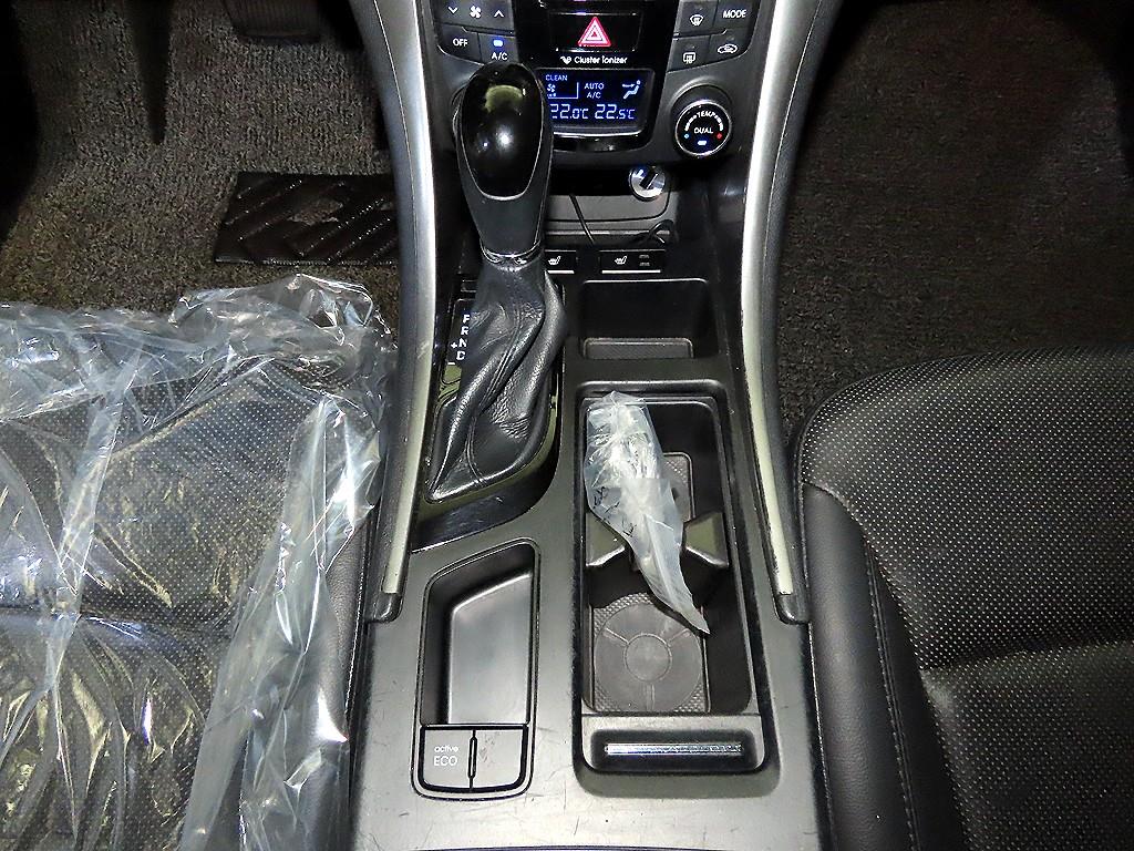 HYUNDAI Sonata - Vista 12