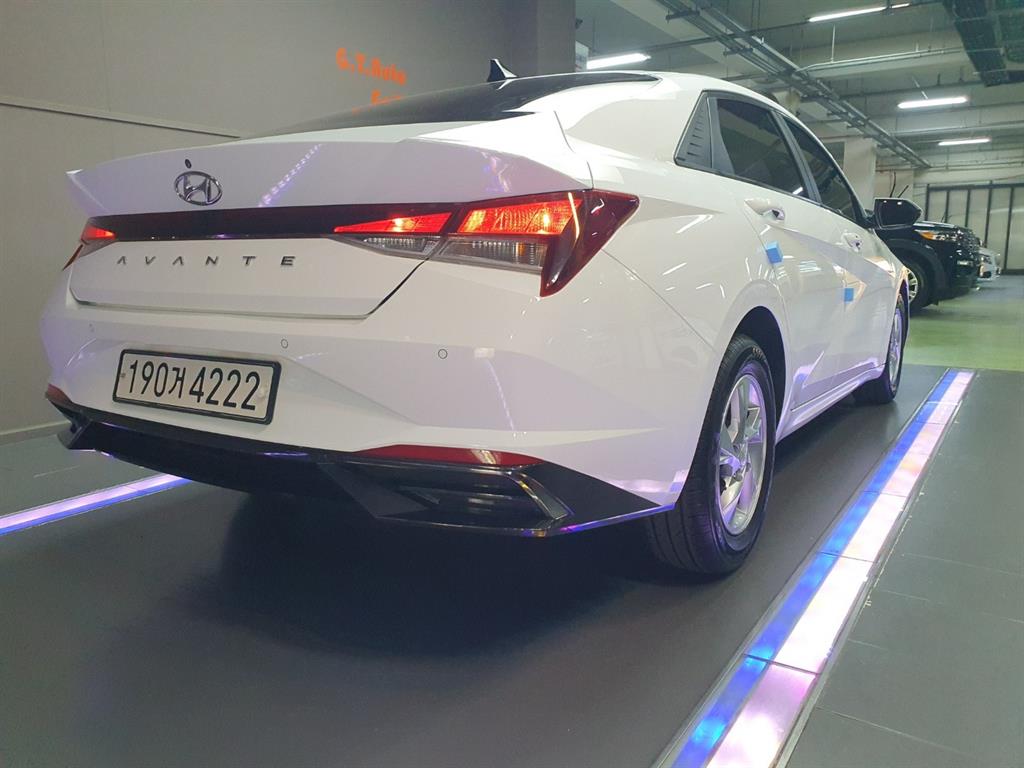 HYUNDAI Avante - Vista 5