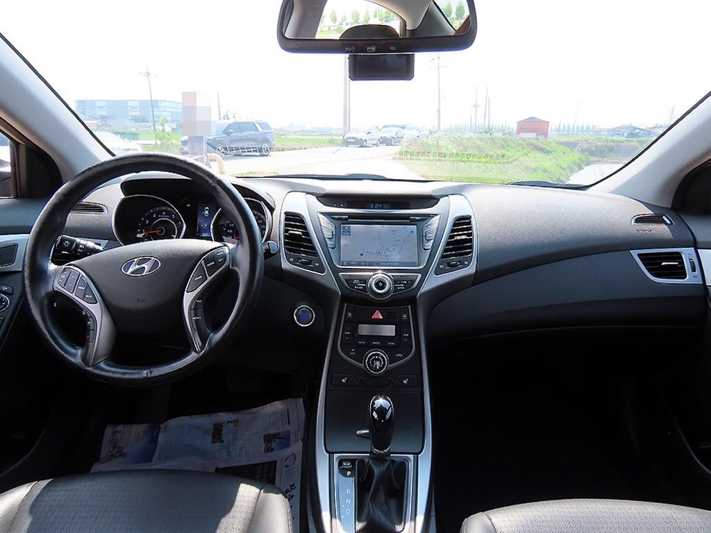 HYUNDAI Avante - Vista 9