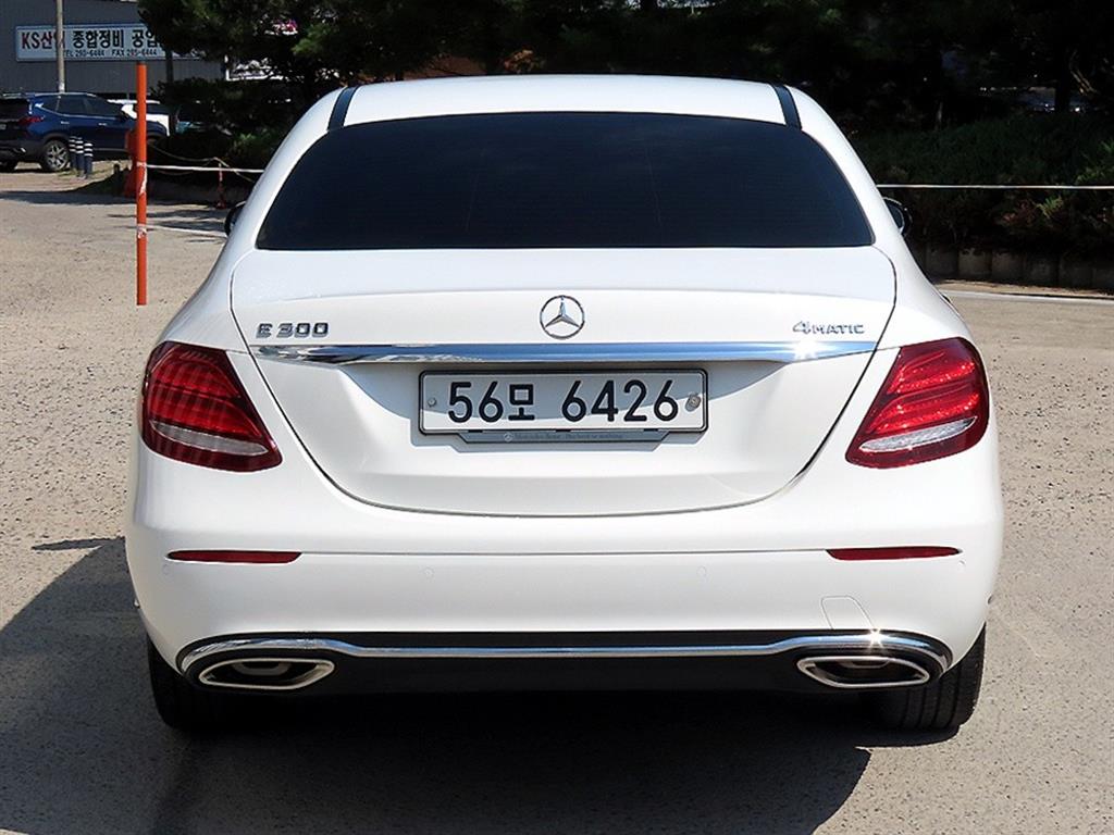 Mercedes Benz E class - Vista 4