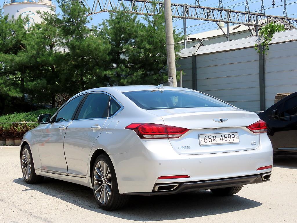 HYUNDAI Genesis - Vista 3
