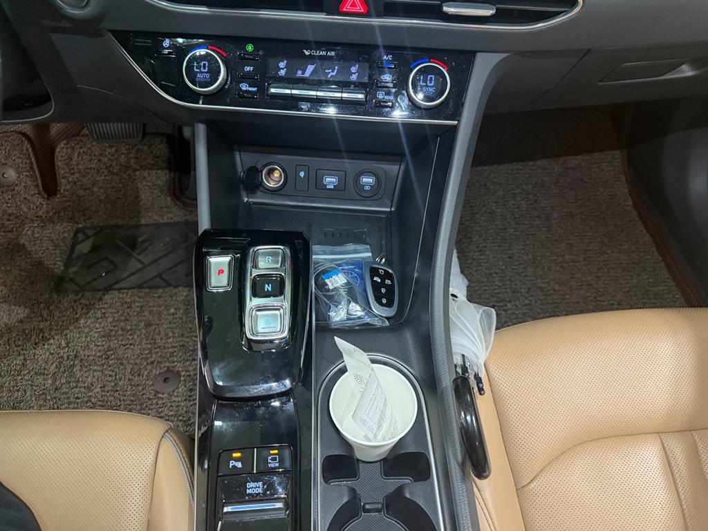 HYUNDAI Sonata - Vista 12