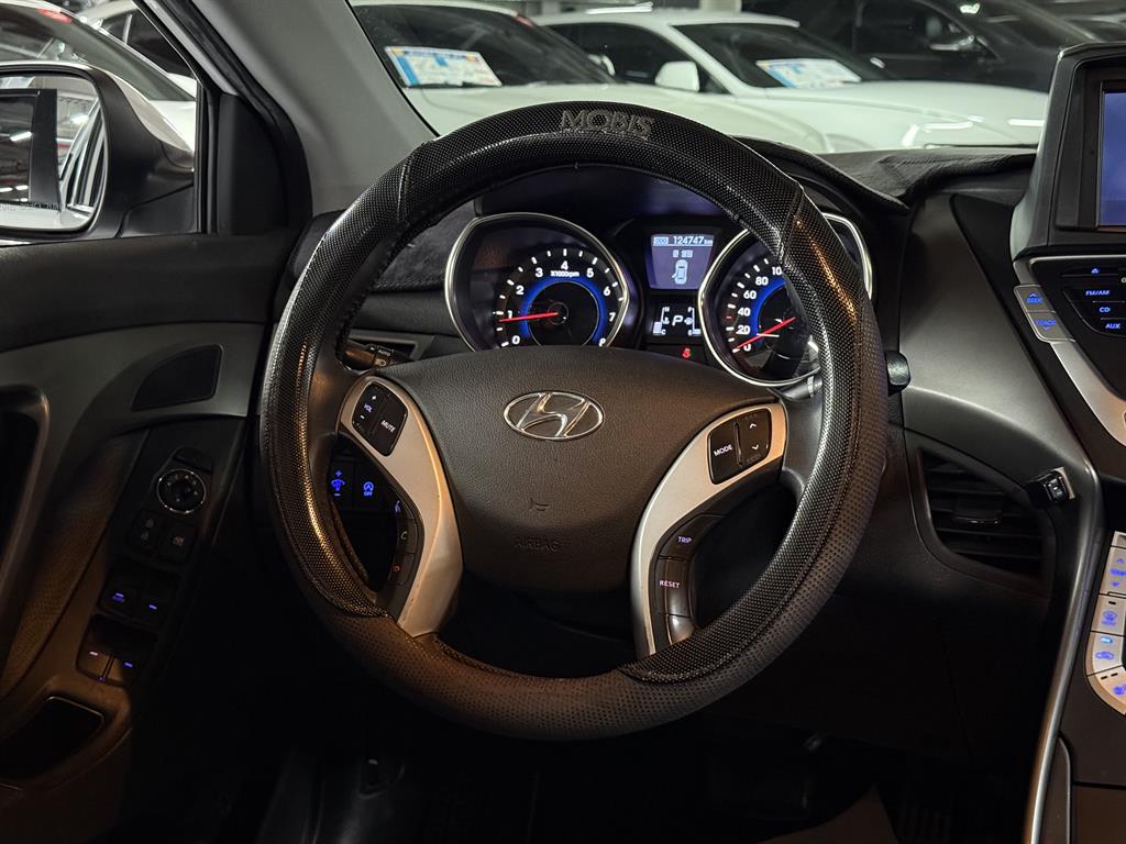 HYUNDAI Avante - Vista 9