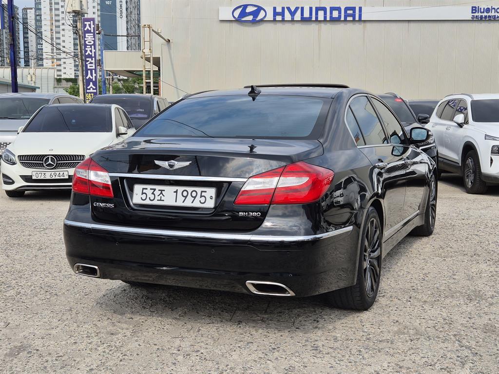 HYUNDAI Genesis - Vista 3