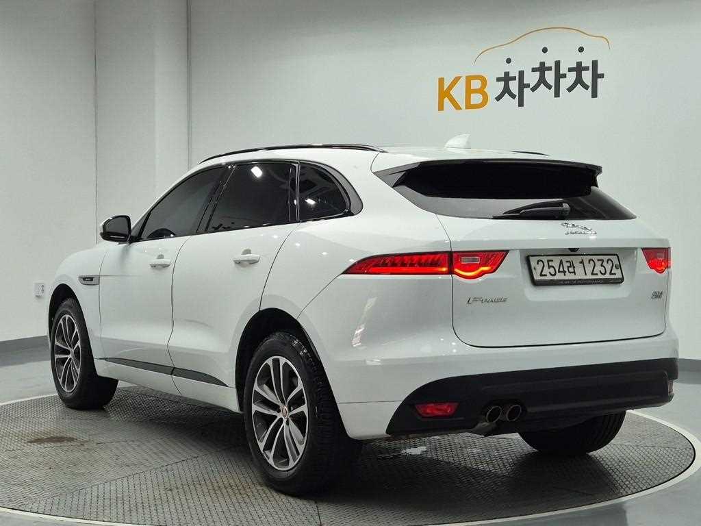 Jaguar F-PACE - Vista 2