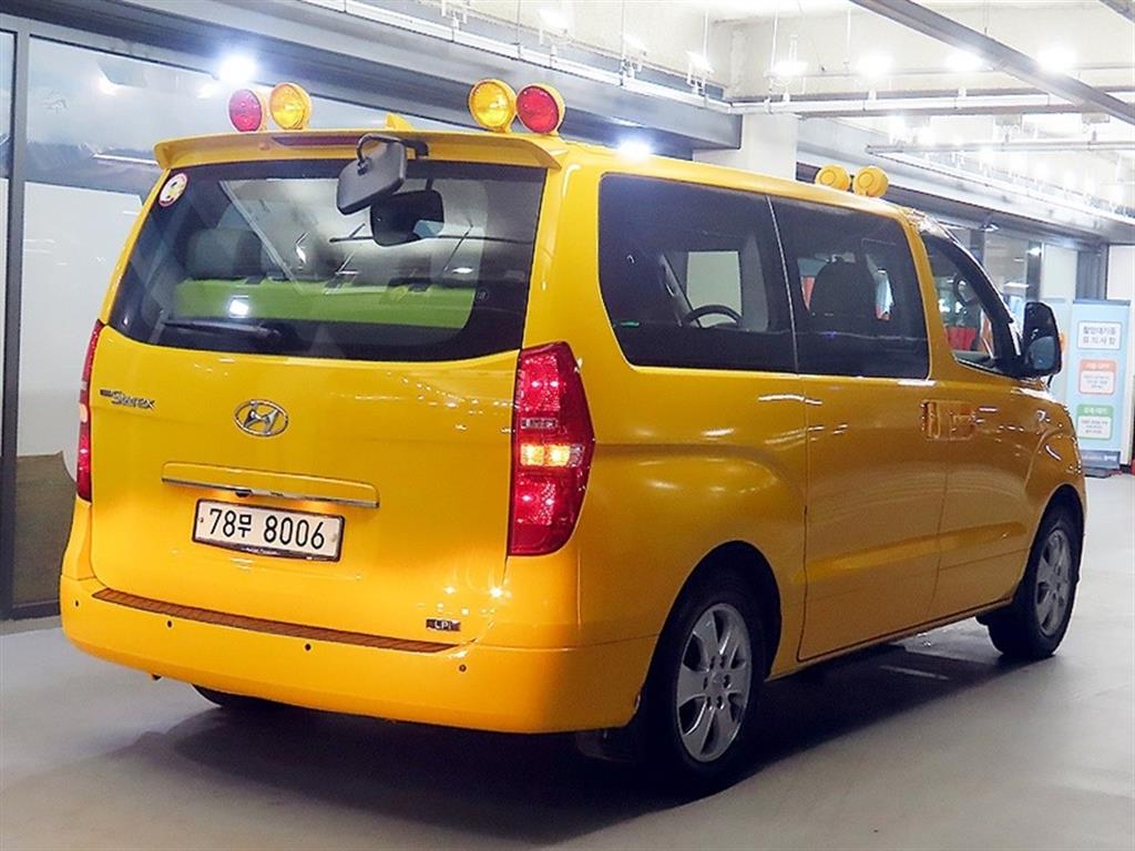 HYUNDAI Starex - Vista 4
