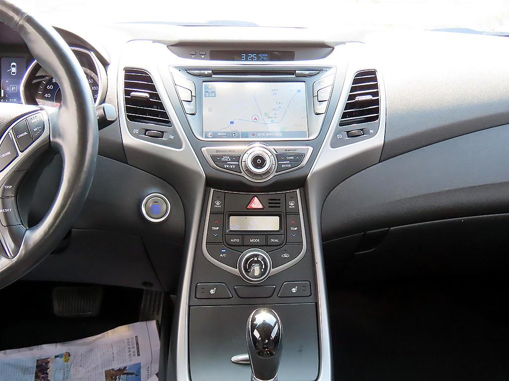 HYUNDAI Avante - Vista 10