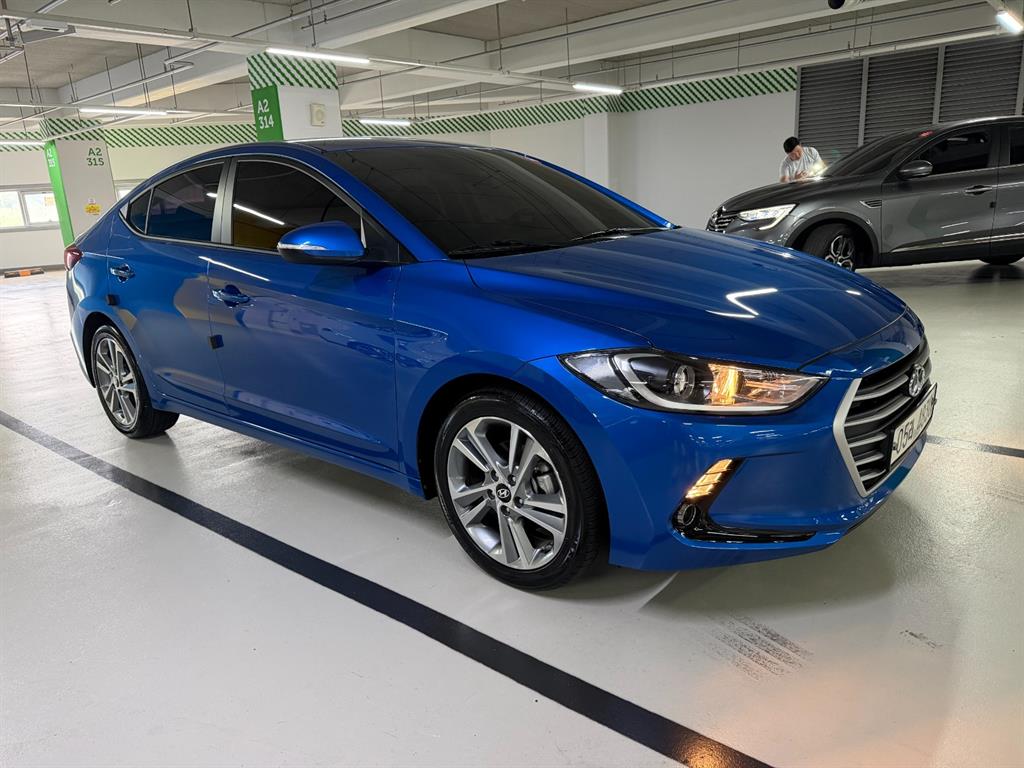 HYUNDAI Avante - Vista 3