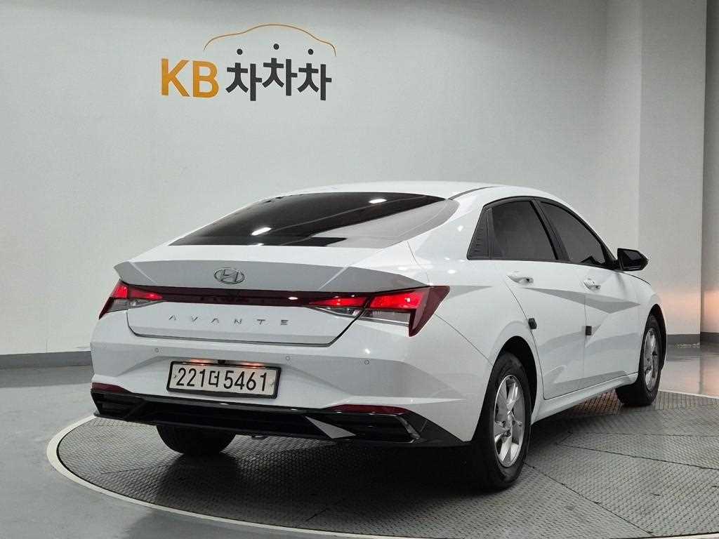 HYUNDAI Avante - Vista 3