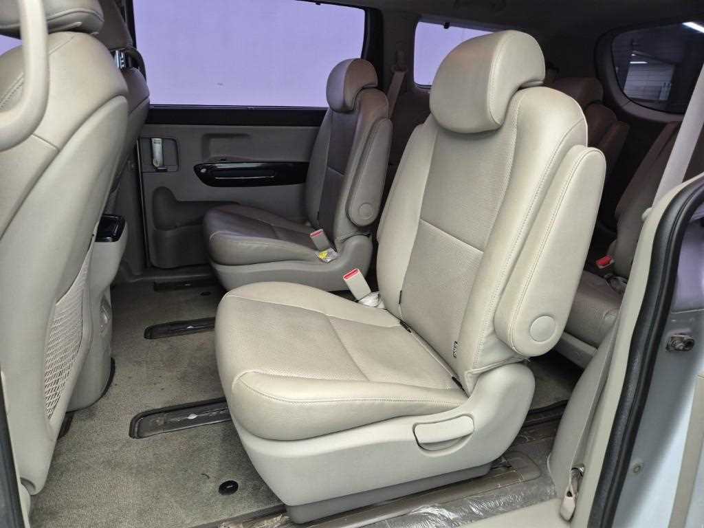 KIA Carnival - Vista 12