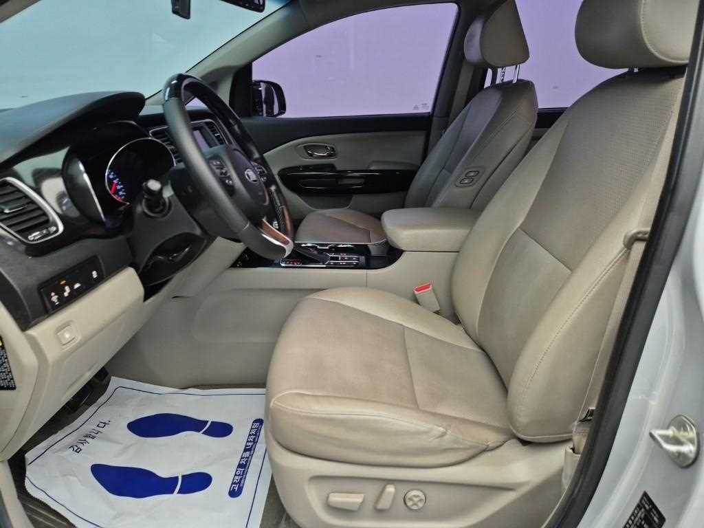 KIA Carnival - Vista 11