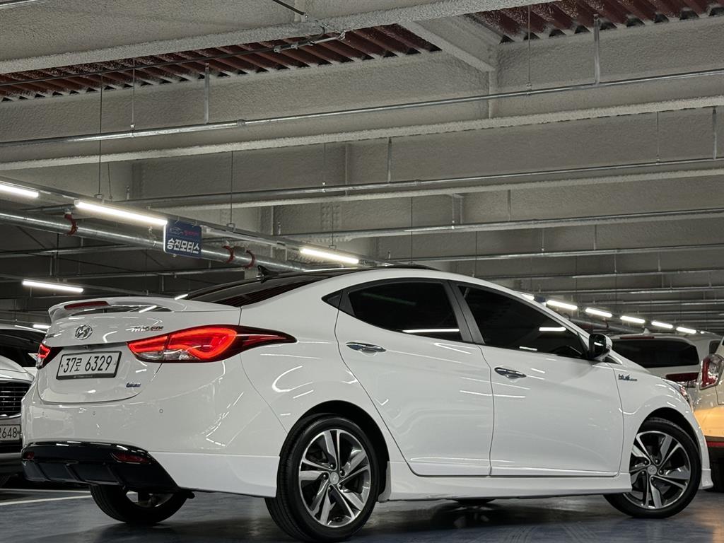 HYUNDAI Avante - Vista 3
