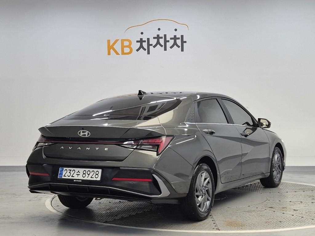 HYUNDAI Avante - Vista 3