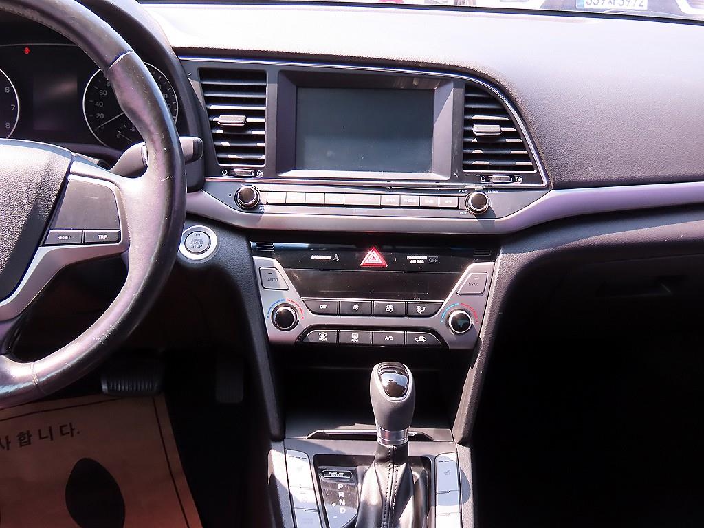 HYUNDAI Avante - Vista 10