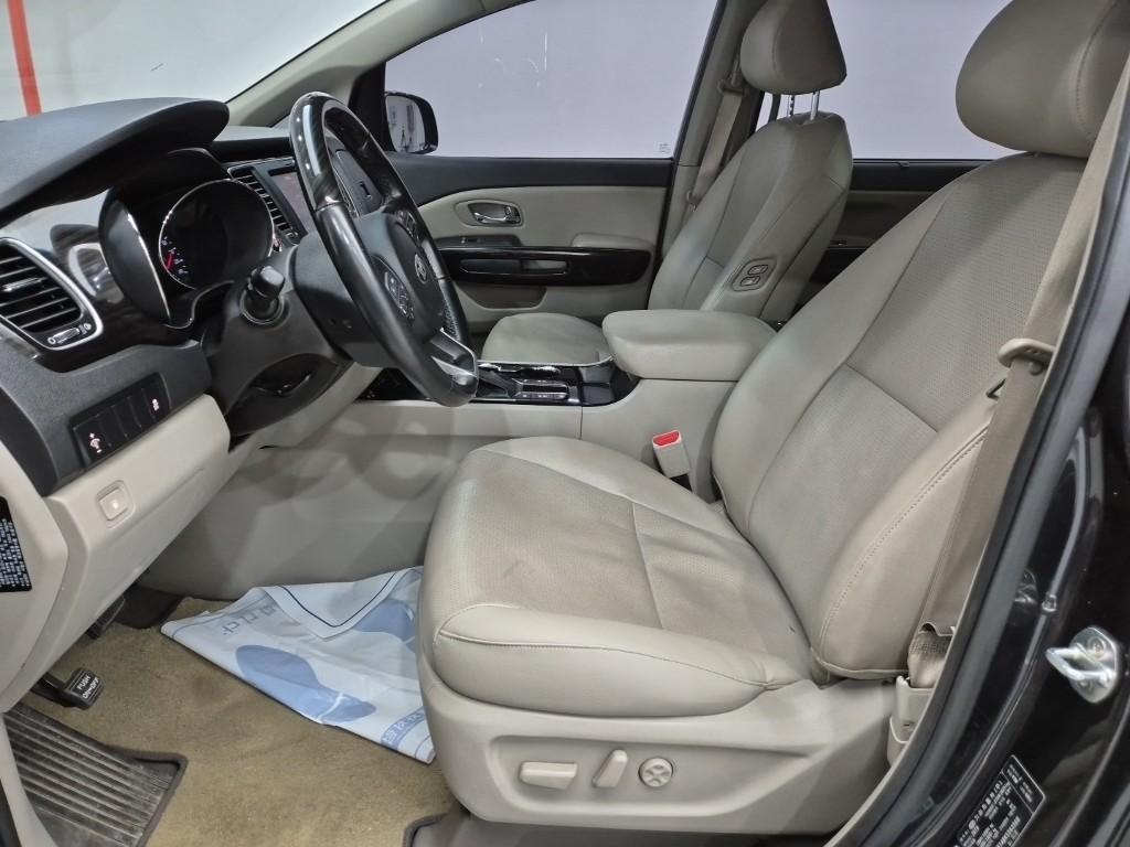 KIA Carnival - Vista 11
