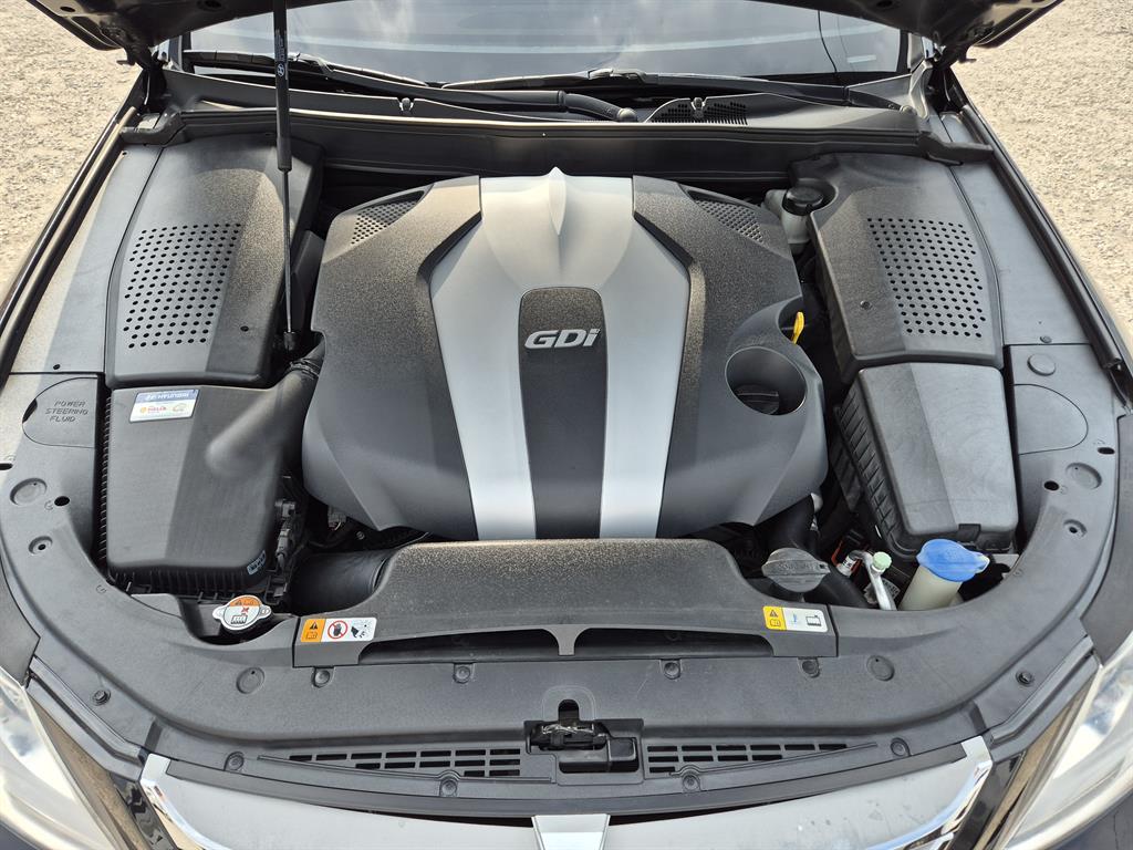 HYUNDAI Genesis - Vista 5