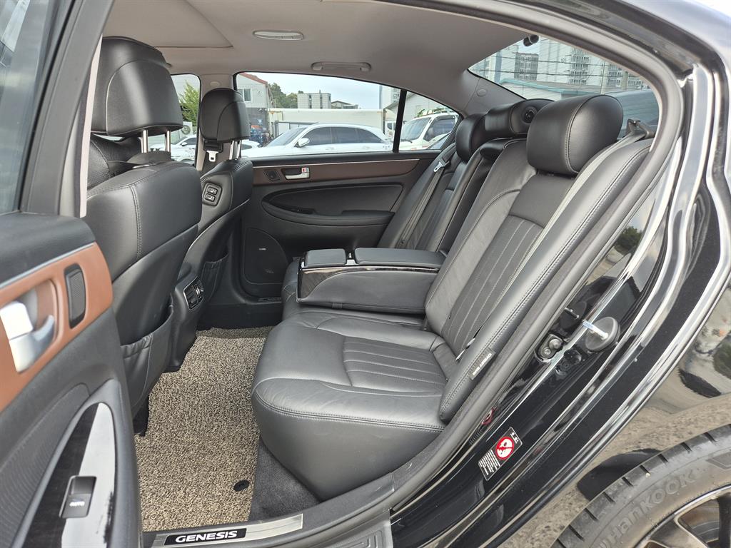 HYUNDAI Genesis - Vista 7