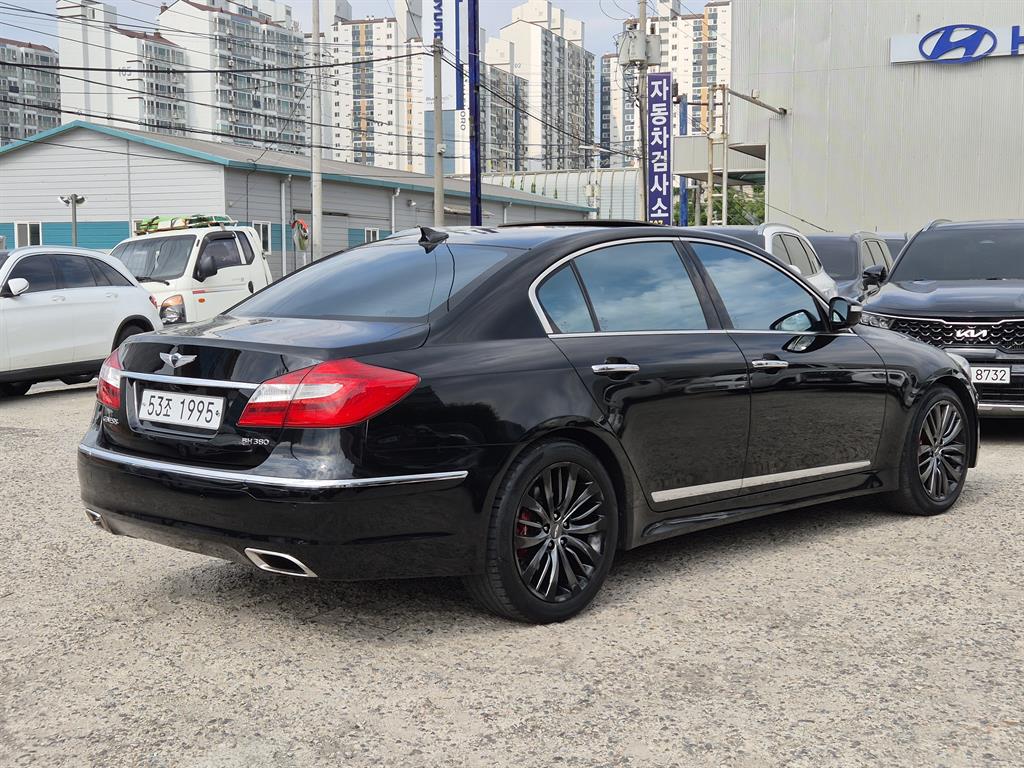 HYUNDAI Genesis - Vista 4
