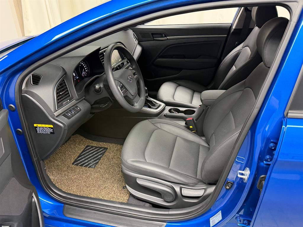 HYUNDAI Avante - Vista 10