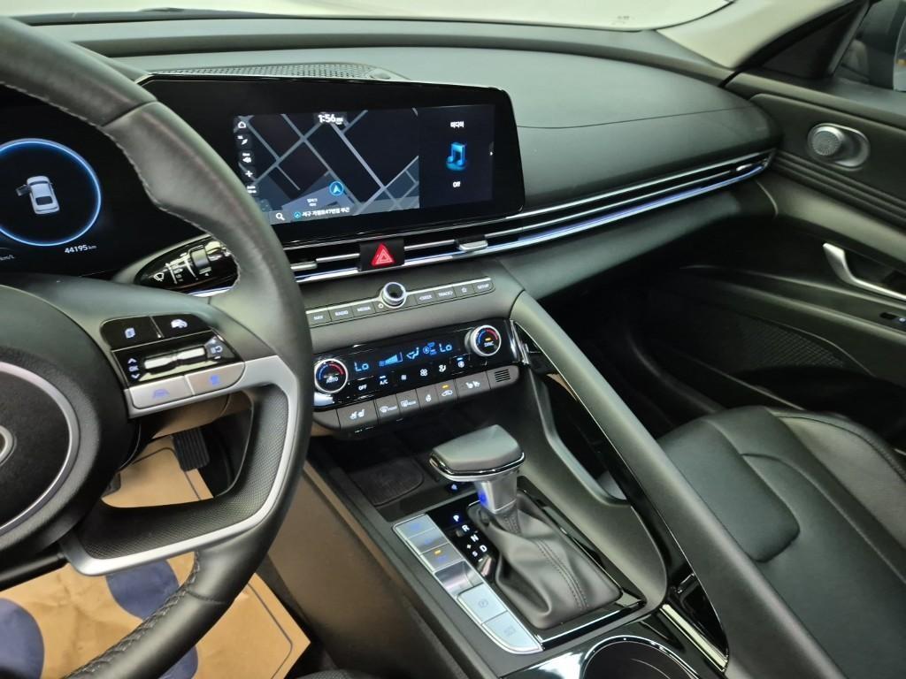 HYUNDAI Avante - Vista 10