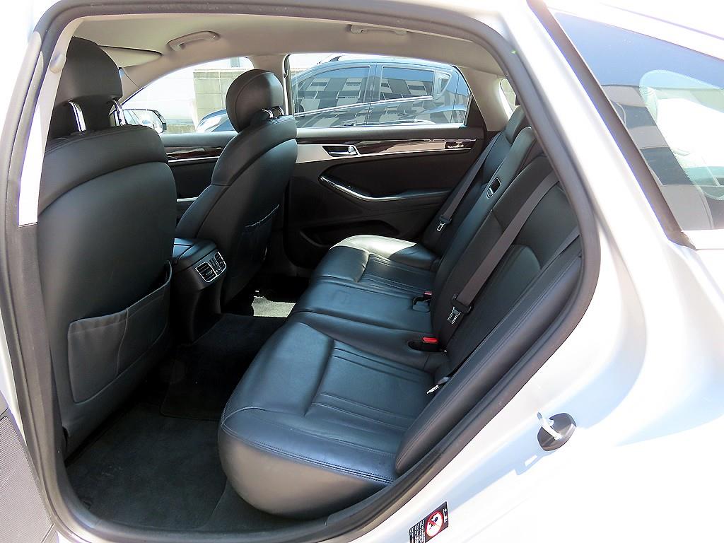 HYUNDAI Genesis - Vista 6