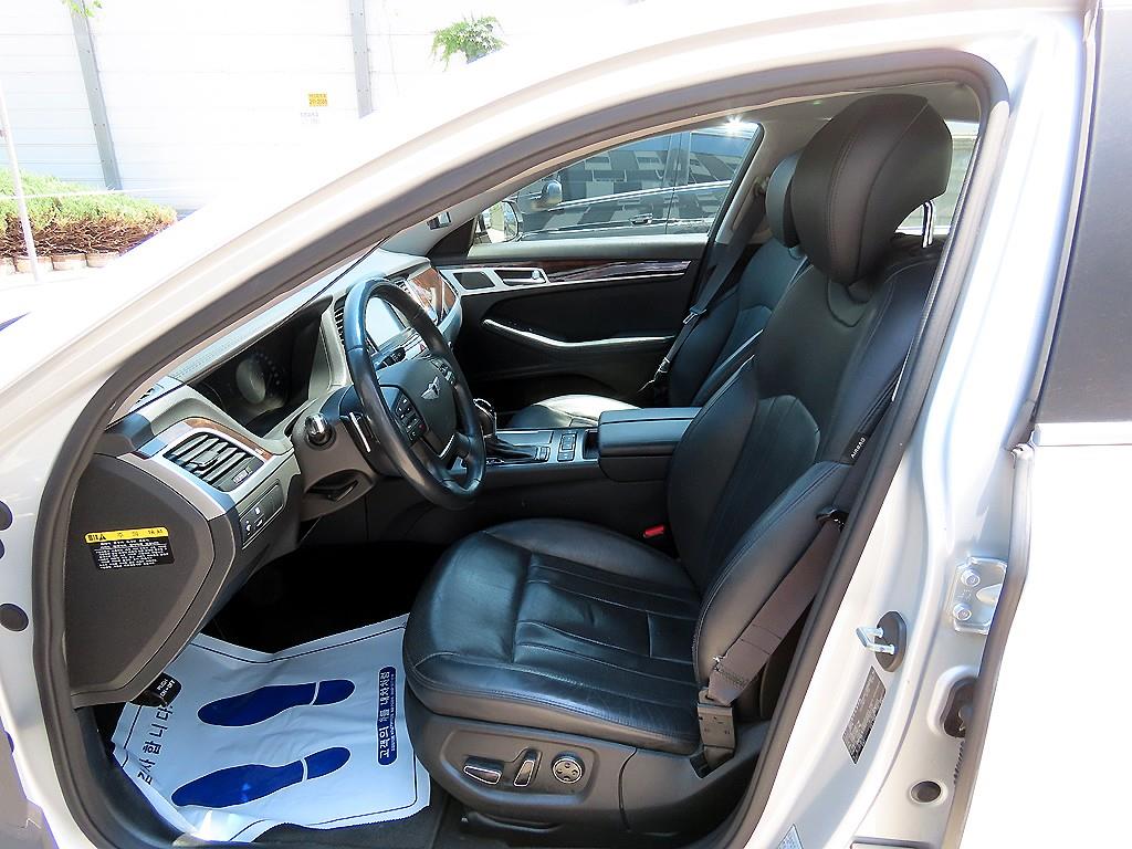HYUNDAI Genesis - Vista 5