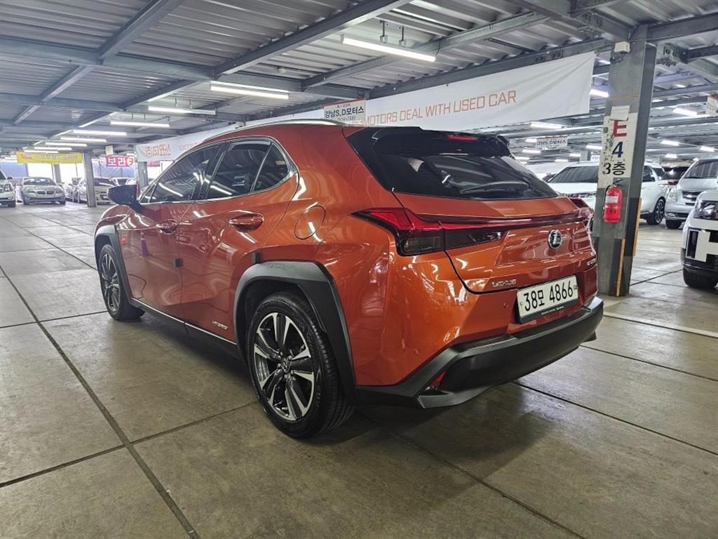 Lexus UX - Vista 4