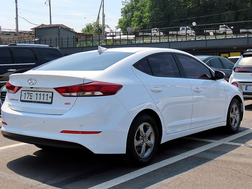 HYUNDAI Avante - Vista 3
