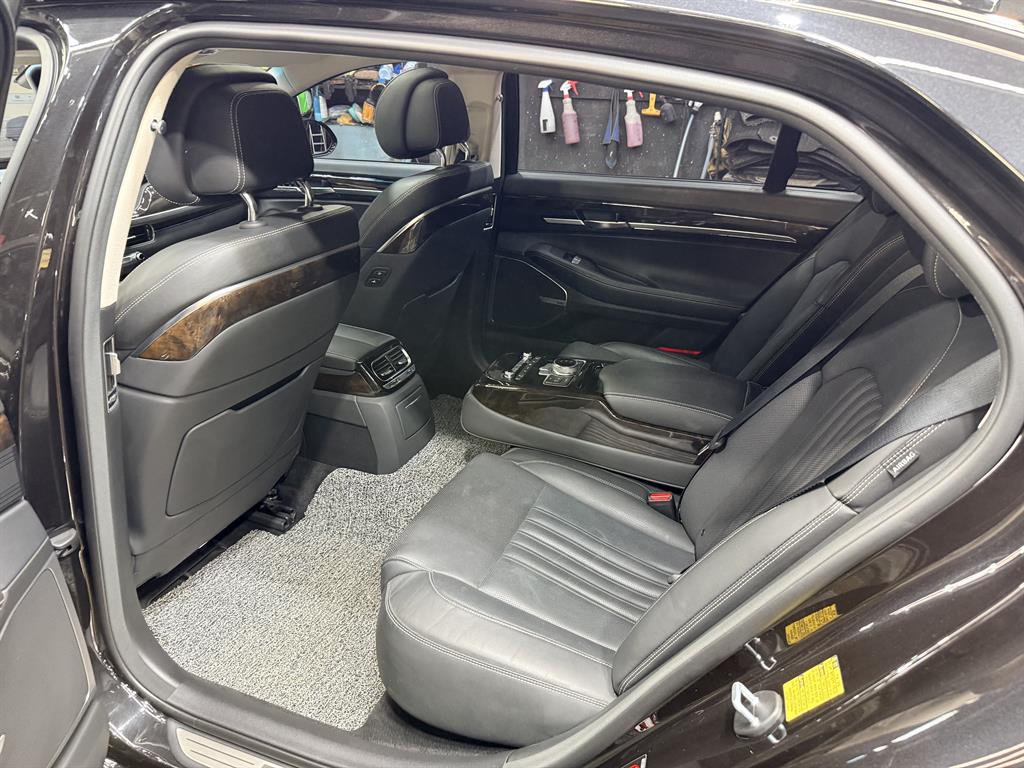 Genesis G90 - Vista 8
