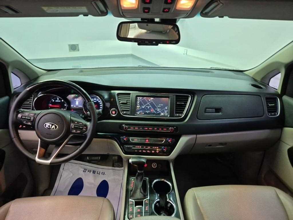 KIA Carnival - Vista 7