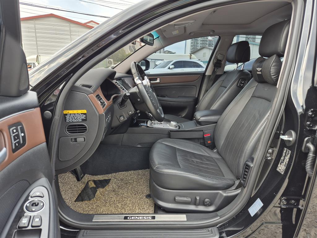 HYUNDAI Genesis - Vista 6