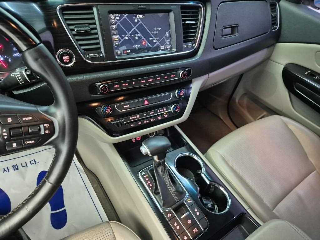 KIA Carnival - Vista 10