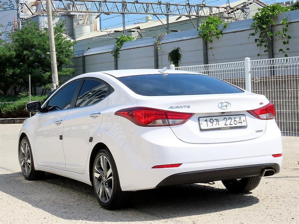 HYUNDAI Avante - Vista 3