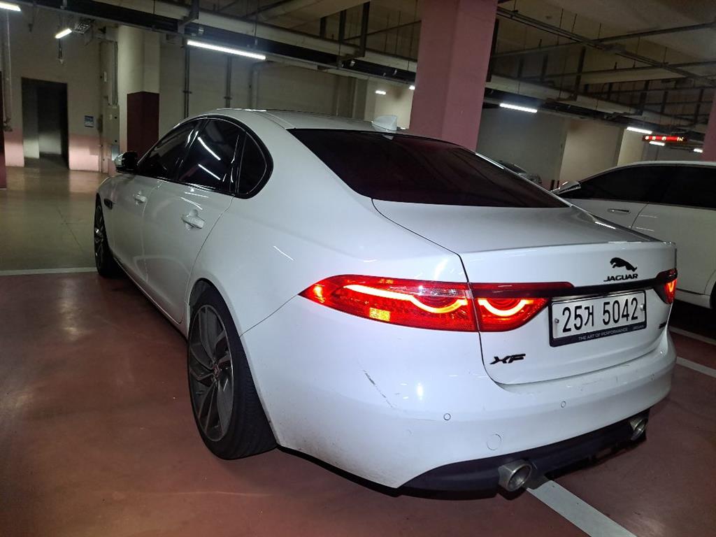 Jaguar XF - Vista 3